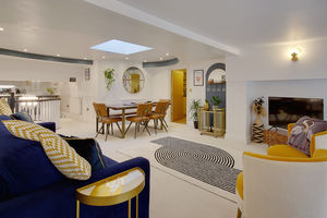 Lounge/Diner- click for photo gallery